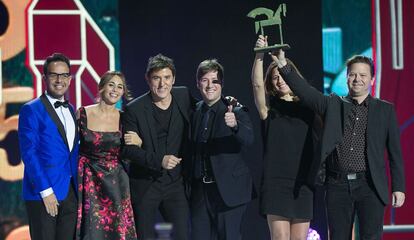 Los representantes del programa 'Tu cara me suena' recogen el premio al mejor programa de entretenimiento durante la gala de entrega de los 62º Premios Ondas celebrada hoy en el Centro de Convenciones Internacional de Barcelona ( CCIB).