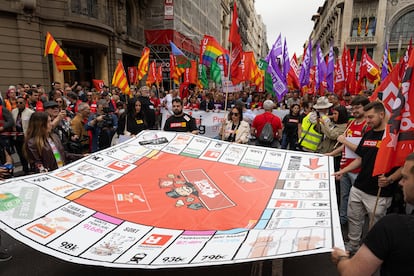 Manifestación por el Día del Trabajador en Barcelona a su paso por la Via Laietana, este jueves. 