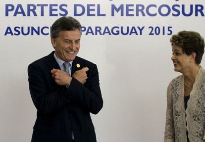 El presidente de Argentina, Mauricio Macri, gesticula ante su hom&oacute;loga de Brasil, Dilma Rousseff, este lunes en la cumbre de Mercosur en Asunci&oacute;n.