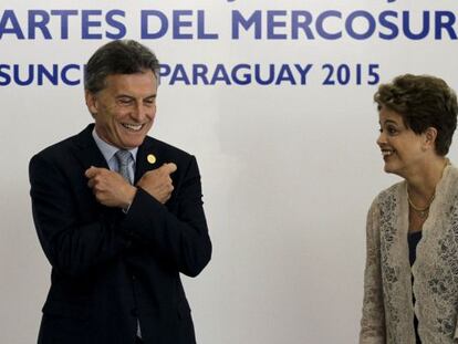 El presidente de Argentina, Mauricio Macri, gesticula ante su hom&oacute;loga de Brasil, Dilma Rousseff, este lunes en la cumbre de Mercosur en Asunci&oacute;n.