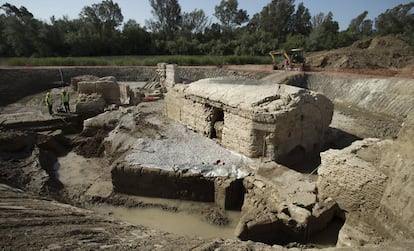 Restos romanos y árabes de una noria encontrados en una obra de adecuación del río Guadalete, en Jerez.