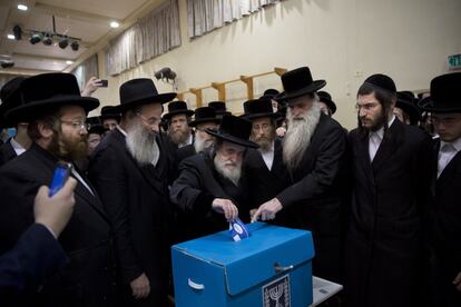 El rabino Israel Hager deposita su voto en un colegio electoral en Bnei Brak.