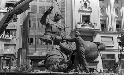 La estatua de Franco se rompi&oacute; en 1983 al ser retirada de la plaza del Ayuntamiento de Valencia. Hasta 2010 presidi&oacute; el patio de la Capitan&iacute;a General, en la misma ciudad. 