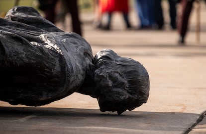 Manifestantes derriban estatua de Cristóbal Colón frente al Capitolio del estado de Minnesota en 2022.