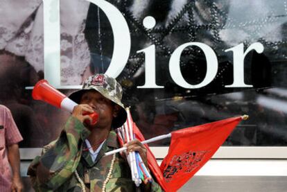 Manifestantes contra el Gobierno de Tailandia bloquean la entrada a grandes comercios en Bangkok.