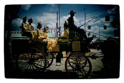 El tradicional Paseo de Caballos y Enganches, es uno de los espectáculos más hermosos de la Feria de Abril. En las calles del Real se dan cita magníficos ejemplares equinos y una amplia gama de hermosos carruajes que son auténticas obras de arte. En la imagen, varias jóvenes vestidas de flamenca pasean en coche de caballos.