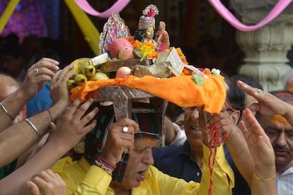 Devotos hindúes transportan al dios Krisna mientras le juran fidelidad, en el templo Shivala de Amritsar (India).