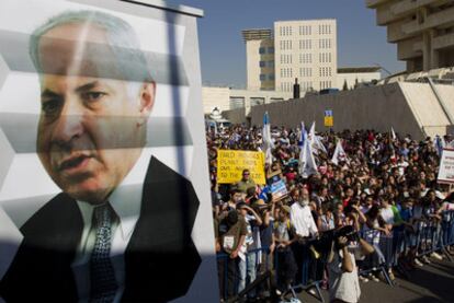 Colonos israelíes se manifiestan en Jerusalén en oposición a una nueva congelación de las construcciones.