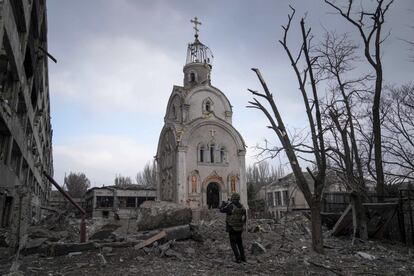 Un militar ucranio toma una imágenes de una iglesia dañada tras un bombardeo en Mariupol. El Ministerio de Defensa ruso ha anunciado este jueves la apertura "diaria" de corredores humanitarios entre Ucrania y Rusia "unilateralmente y sin coordinación". Los pasillos, según Moscú, operarán a partir de las diez de la mañana y desembocarán en territorio ruso.