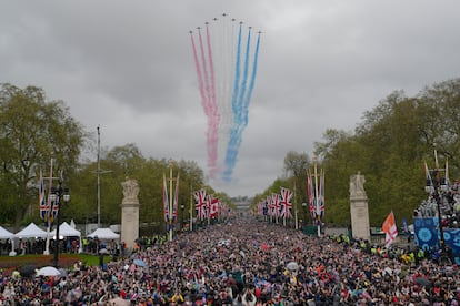 Aviones de la Royal Air Force sobrevuelan el palacio de Buckingham Palace. El desfile aéreo se ha tenido que recortar por el tiempo de este sábado en Londres.