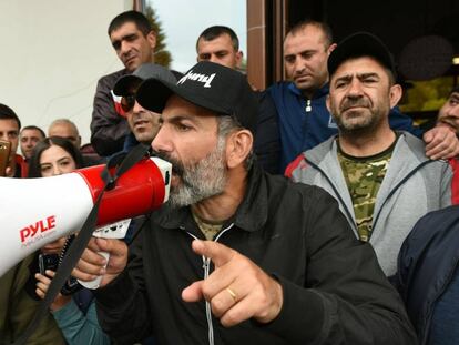 El líder opositor armenio Nikol Pashinián rodeado por sus seguidores este sábado en Dilijan.