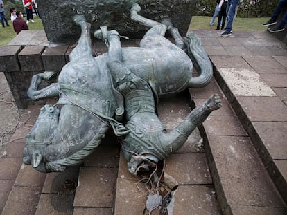 La estatua caída de Sebastián de Belalcázar en Popayán, Colombia.