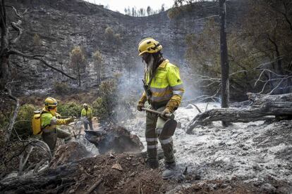 Brigadistas en la zona del incendio de Carcaixent (Valencia).