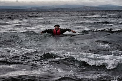 Un migrante trata de llegar a la orilla de Lesbos, el 24 de octubre de 2015. El frío agrava la crisis migratoria. En Alemania, por ejemplo, algunos voluntarios temen que el frío y las enfermedades puedan dejar víctimas mortales entre los más de 40.000 refugiados que esperan en tiendas de campaña.
