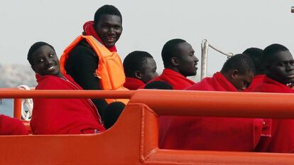 Inmigrantes trasladados al puerto de Almer&iacute;a tras ser rescatados hace una semana.