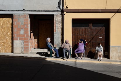 Varios vecinos de Alcarràs, ayer, aprovechando los rayos de sol.