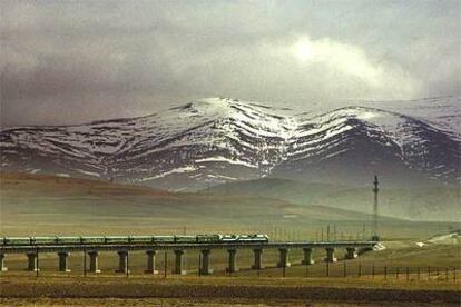 Un tren circula por el tramo de Golmud en la línea que une Qinghai con Tíbet, el pasado miércoles, en una fotografía distribuida por la agencia oficial china Xinhua.