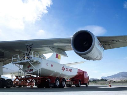 Un avión de Iberia reposta con queroseno de Cepsa. La aviación quemó el 8% del petróleo que se produjo en 2019, según BloombergNEF.