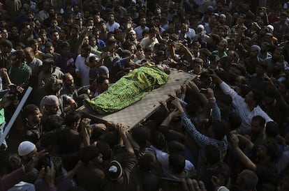 Cortejo fúnebre por la muerte de un presunto rebelde tras un tiroteo con soldados del ejército indio, en Cachemira (India).