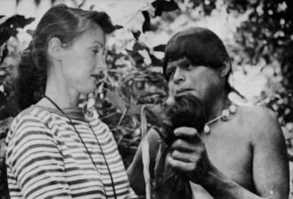 Un jíbaro muestra una cabeza reducida a Jane Dolinger durante un viaje de la escritora.