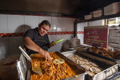 El cocinero prepara tacos y panuchos de cochinita pibil.