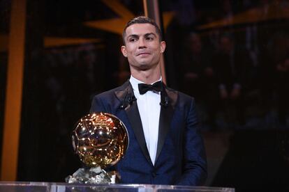 Cristiano Ronaldo durante la ceremonia de entrega del Balón de Oro.

