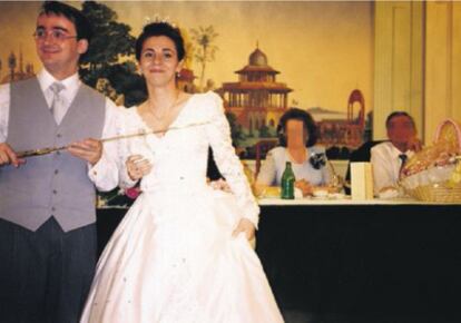 Miguel Ángel Salgado Pimentel y María Dolores Martín Pozo, el día de su boda en 1998.