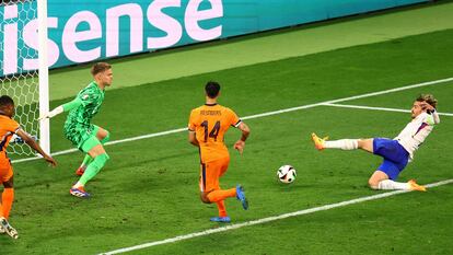 Griezmann remata ante Verbruggen este viernes en el Leipzig Stadium durante el partido entre Francia y Países Bajos.