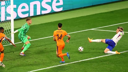 Griezmann remata ante Verbruggen este viernes en el Leipzig Stadium durante el partido entre Francia y Países Bajos.