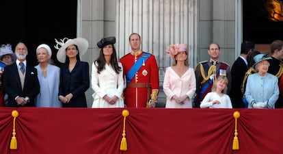 Kate Middleton y el príncipe Guillermo (en el centro de la imagen) se casaron en la abadía de Westmister el 21 de abril de 2011. Ese mismo año, la duquesa de Cambridge fue una de las personalidades más buscadas en el balcón de Buckingham durante el desfile.