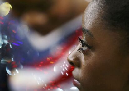 En la imagen, la gimnasta estadounidense Simone Biles durante la final femenina por equipos de gimnasia rítmica en los Juegos Olímpico de Río de Janeiro (Brasil), el 9 de agosto 2016.