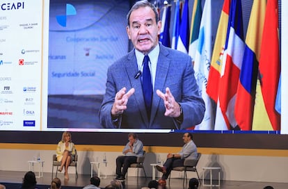 El responsable de la Secretaría General Iberoamericana (SEGIB), Andrés Allamand (en pantalla); la presidenta del Consejo Empresarial Alianza por Iberoamérica (CEAPI), Nuria Vilanova (i); el presidente del Grupo Gilinski, Jaime Gilinski (c) y el presidente del Banco de Desarrollo de América Latina y el Caribe (CAF), Sergio Diaz Granados.