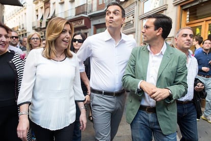 Socialist leader Pedro Sánchez (center) said that Rajoy lies shamelessly.