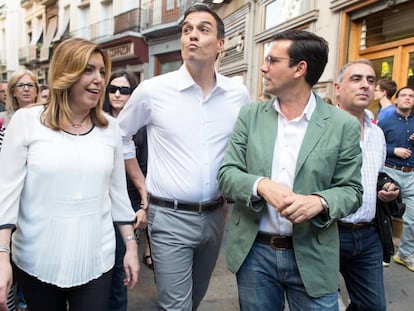 Socialist leader Pedro Sánchez (center) said that Rajoy lies shamelessly.