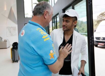 Felip&atilde;o cumprimenta Neymar na chegada a Comary.