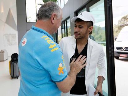 Felip&atilde;o cumprimenta Neymar na chegada a Comary.