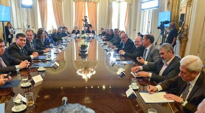 Los gobernadores argentinos firman el nuevo pacto fiscal en el sal&oacute;n Eva Per&oacute;n de la Casa Rosada.
