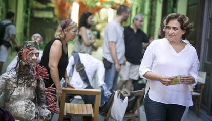 L'alcaldessa de Barcelona, Ada Colau, de visita a les festes de Gràcia