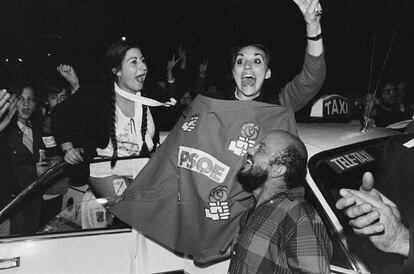 Simpatizantes socialistas celebran en Madrid la victoria electoral de 1982.