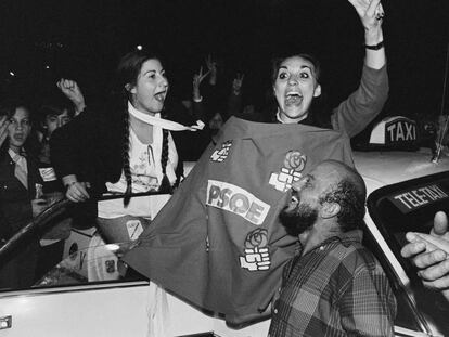 Simpatizantes socialistas celebran en Madrid la victoria electoral de 1982.