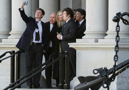 El presidente electo argentino, Javier Milei, posa junto a su comitiva a la salida de su reunión con el consejero de Seguridad Nacional de la Casa Blanca, Jake Sullivan