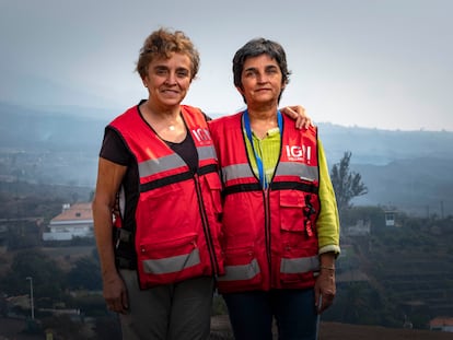 María José Blanco, a la izquierda, y Carmen López, frente a la bruma provocada por el volcán de La Palma.