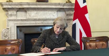 La primera ministra británica, Theresa May, firma el 28 de marzo de 2017 la carta con la que el Reino Unido solicitará formalmente la retirada del país de la Unión Europea (UE