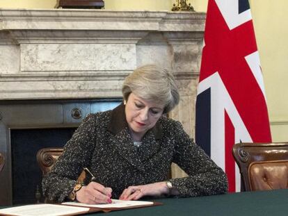 La primera ministra británica, Theresa May, firma el 28 de marzo de 2017 la carta con la que el Reino Unido solicitará formalmente la retirada del país de la Unión Europea (UE