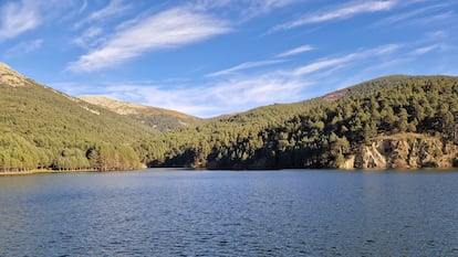 El embalse de El Tejo (El Espinar, Segovia) el pasado enero, cuando comenzó su vaciado.