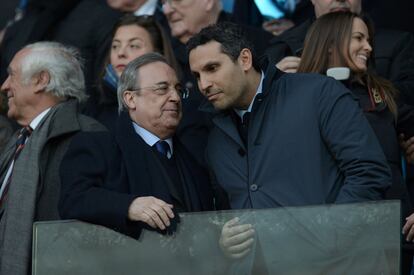 El presidente del Manchester City Khaldoon al-Mubarak conversa con el presidente Florentino Pérez durante el partido.