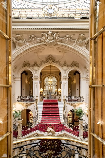 El Casino de Madrid le debe a Palacios y a Otamendi dos elementos destacados: su fachada asimétrica y la impresionante escalera del Patio de Honor (en la foto), cuyo diseño fue retocado por López Sallaberry, arquitecto al cargo de la construcción.