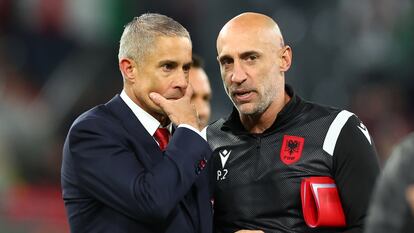 Sylvinho conversa con Pablo Zabaleta durante el partido entre Albania e Italia.