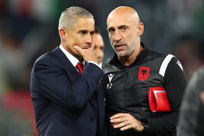 Sylvinho conversa con Pablo Zabaleta durante el partido entre Albania e Italia.