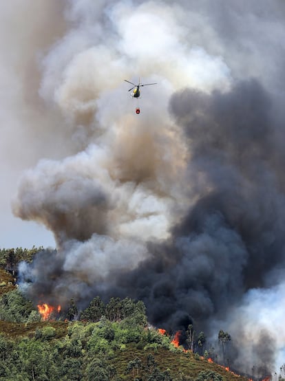 Un helicóptero, durante el combate al incendio de Arouca (Portugal), este miércoles.